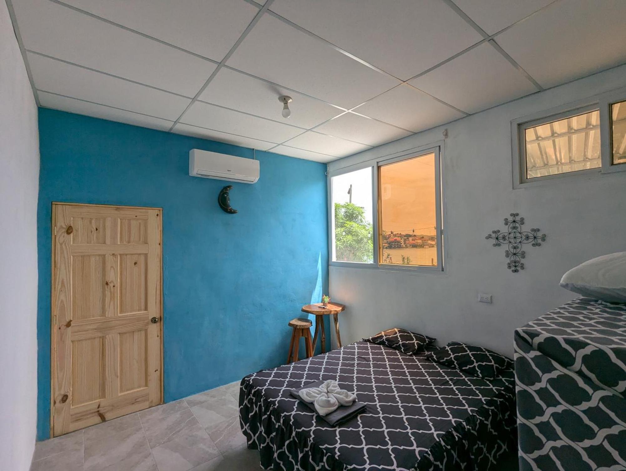 Casa Zoila Hospedaje Frente Al Lago Lakefront Lodging Apartment Флорес Екстериор снимка