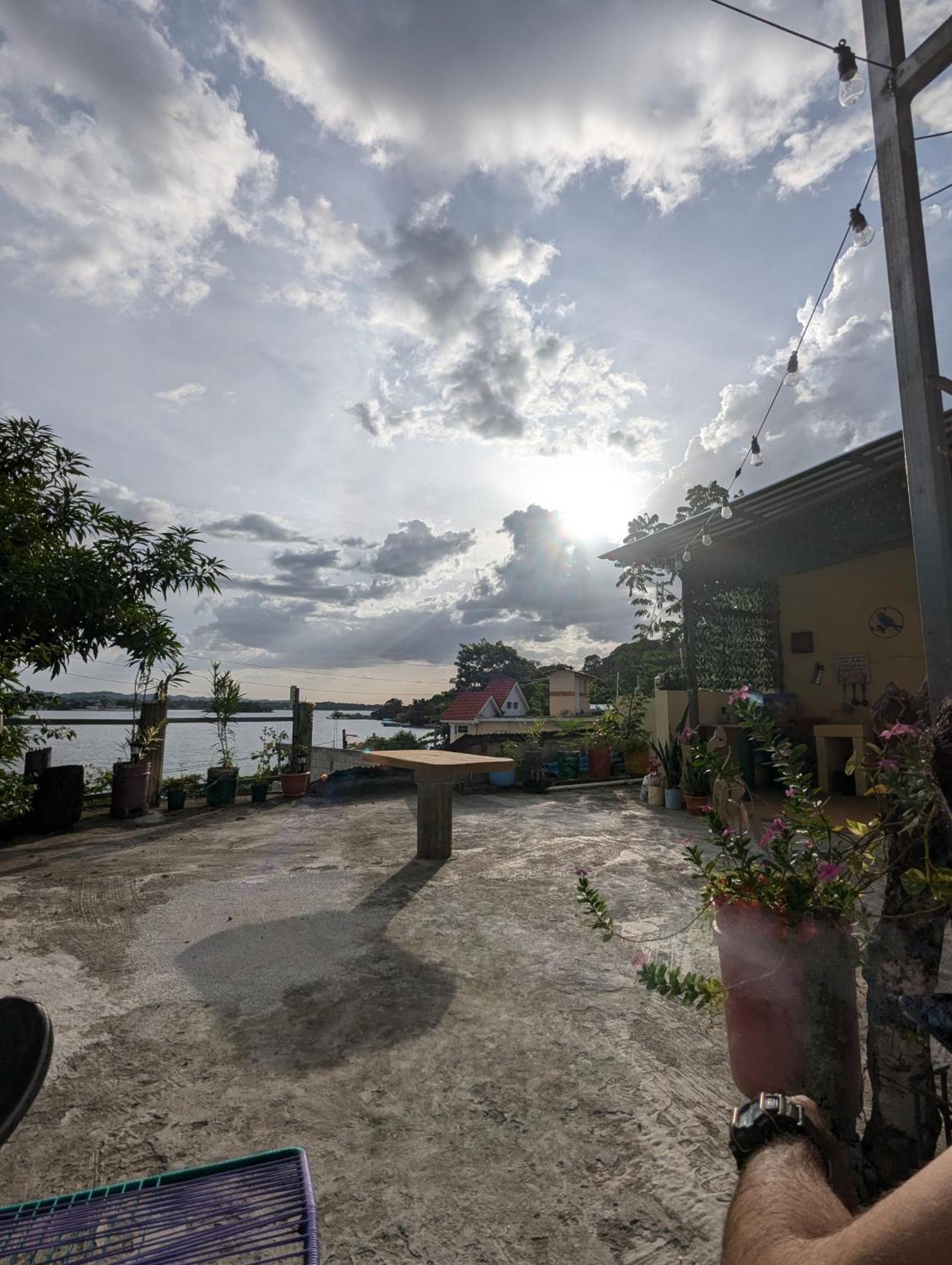 Casa Zoila Hospedaje Frente Al Lago Lakefront Lodging Apartment Флорес Екстериор снимка
