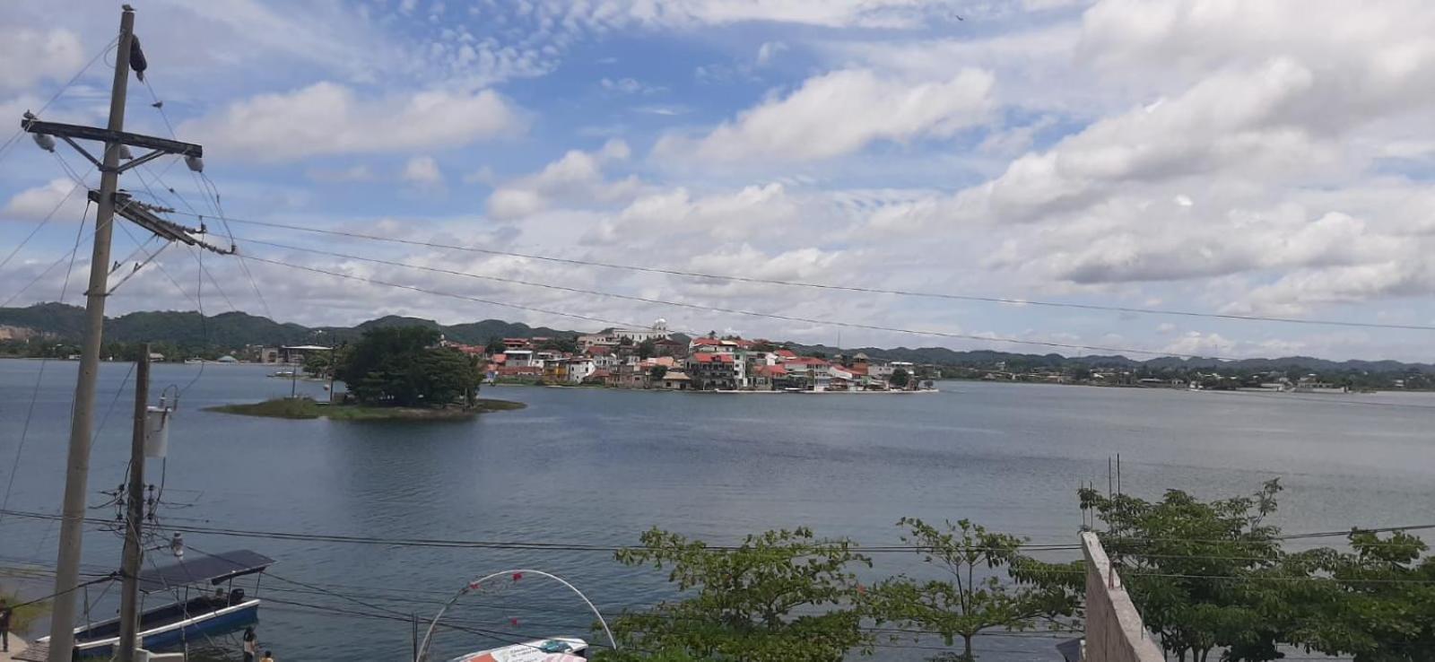 Casa Zoila Hospedaje Frente Al Lago Lakefront Lodging Apartment Флорес Екстериор снимка